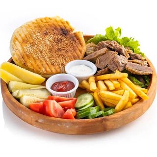 Бауырдак на тарелке с говядиной