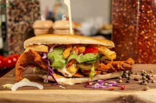 Snitel din piept de pui la chifla + Coca Cola 1 L