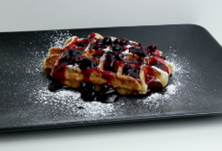 Waffle con marmellata ai frutti di bosco