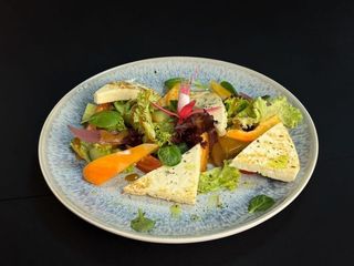 Салат з гриль-сиром та овочами