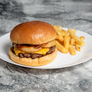 Hamburguesa Horche con ración de patatas fritas.