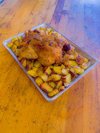 Pollo intero con patate al forno