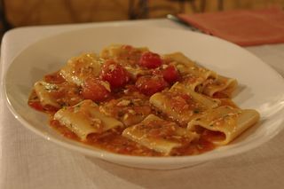 Paccheri al ragù di ricciola (Secondo disponibilità)
