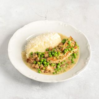 Куриная грудка с белыми грибами, зеленым горошком и картофельным пюре