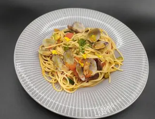 Spaghetti Con Almejas Y Trigueros