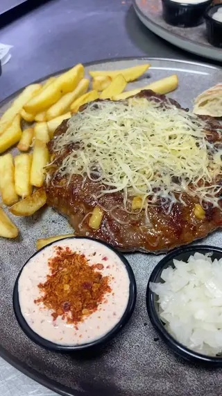 Gurmanska pljeskavica 200g + palačinka sa kremom i plazmom