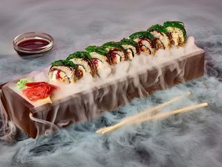 Каліфорнія в кунжуті  та запеченим лососем (240/30/20g)