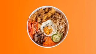 .BIBIMBAP ze smażonym tofu w słodkim sosie sojowym