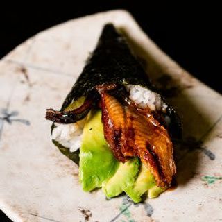 Temaki de anguila y aguacate