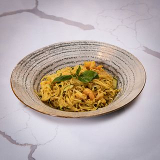 Taietei de orez cu creveti si sos de curry