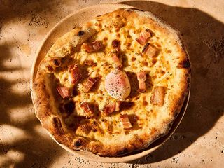 Pizza de Torrezno de Soria con Huevo Poché