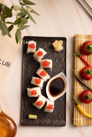 Red tobiko rolls posno