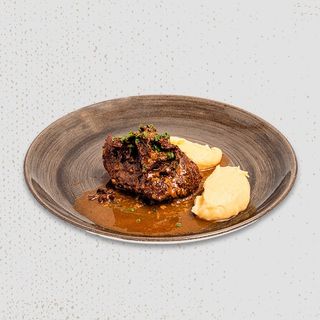 OBRĂJORI DE VITĂ CU PIURE DE CARTOFI ȘI RAGU DE GĂLBIORI