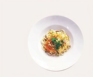 Cong you noodles con maiale tritato, erba cipollina e germogli di soia