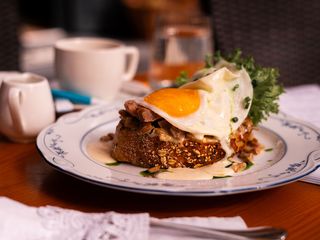 Тост "Napoleon" з грибами та запеченою куркою