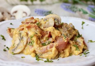 Huevos revueltos con champiñones