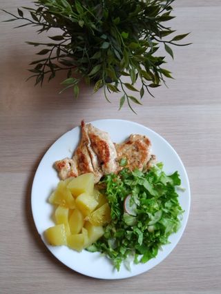 Пилешко филе на скара със печени картофи и зелена салата (400г)