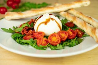 Burrata z pieczonymi pomidorkami