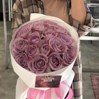 15 лілових троянд