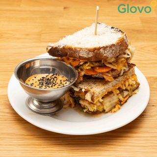 spory tost z kimchi i cheddarem