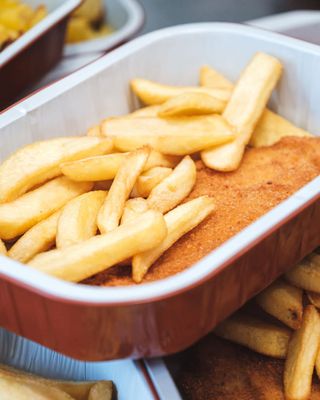 Cotoletta di pollo e patatine fritte