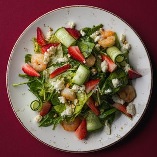 Салат з креветками та полуницею