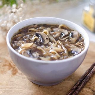 Sopa de pollo con champiñones