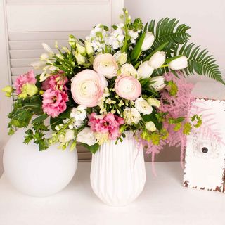 Buchet cu ranunculus si lalele