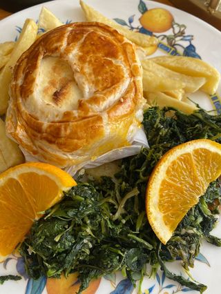 Folhado de Alheira com Doce Abóbora e Queijo Cabra Gratinado (1 Pessoa)