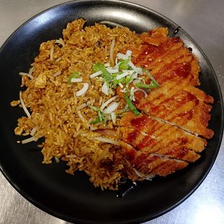 Arroz frito con pollo rebozado tipo milanesa 