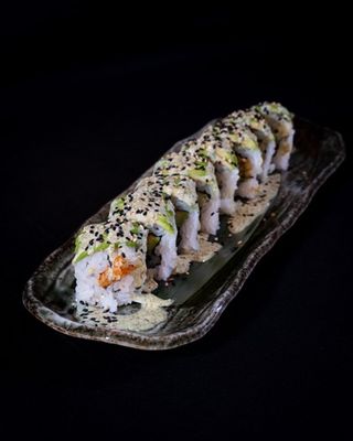 Roll de langostino crujiente con topping de aguacate 