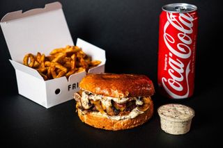 Truffles Burger + Cartofi prajiti + Sos +Bautura