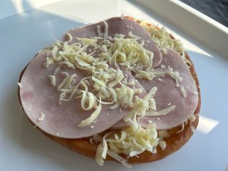 Langos cu cascaval si sunca Praga