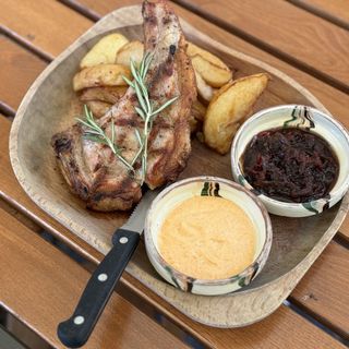 Cotlet de porc cu os,cartofi aurii și dulceață de ceapă.