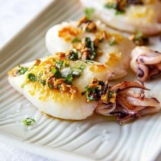 Chipirones Plancha Con Patatas Y Ensalada