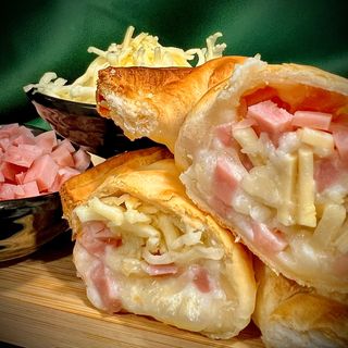 Empanada De Jamón Y Queso
