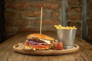 Cheeseburger sa pomfritom