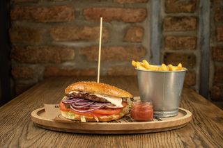 Cheeseburger sa pomfritom