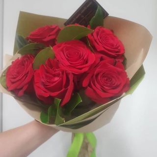 Buchet 11 trandafiri rosii invelit cu ambalaj asortat