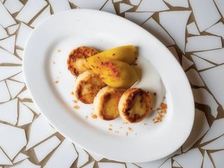 Сирники з карамелізованою грушою