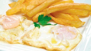 38. Huevos Fritos Con Patatas