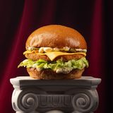 Бургер з курячою котлетою та соусом Дор Блю