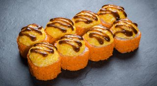 Запечений рол з вугром та соусом унагі