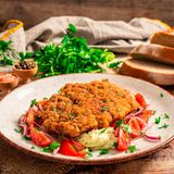 Шницел с гарнитура шопска салата