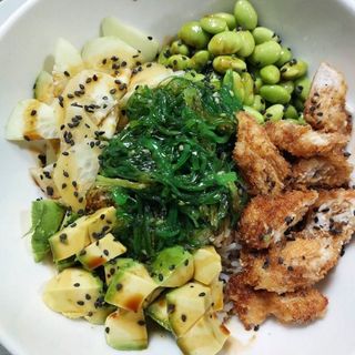 Poke de pollo crujiente 