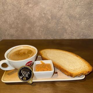 Desayuno De Bebida Con Una Tostada