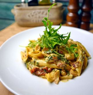 Pene sa piletinom i spanaćem