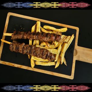 Adana Kebab ( 2 frigaruri adana )+ garnitură la alegere