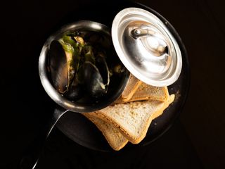 Мідії під соусом Песто з тостами (230/30г)