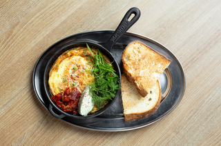 Фрітата з сулугуні та овочами